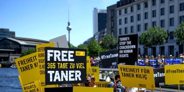06.06.2018, Berlin: Aktivisten von Amnesty International fahren auf einem Boot auf der Spree. Sie fordern die Freilassung von Taner Kiliç, Ehrenvorsitzender der türkischen Sektion von Amnesty International. 06.06.2018, Berlin: Aktivisten von Amnesty International fahren auf einem Boot auf der Spree. Sie fordern die Freilassung von Taner Kiliç, Ehrenvorsitzender der türkischen Sektion von Amnesty International.