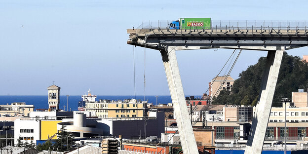 Blick auf die eingestürzte Autobahnbrücke Morandi in Genua Blick auf die eingestürzte Autobahnbrücke Morandi in Genua