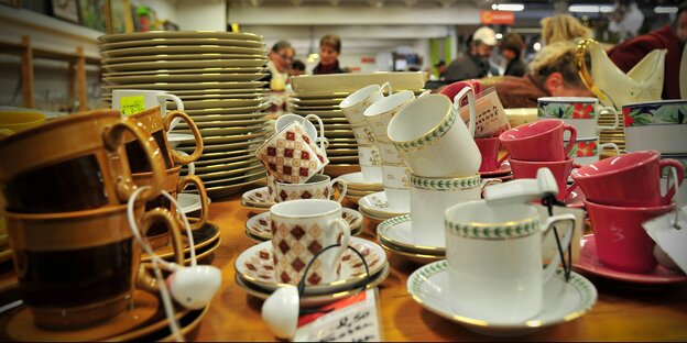 Viele Kunden in einem Laden mit vielen Dingen Viele Kunden in einem Laden mit vielen Dingen
