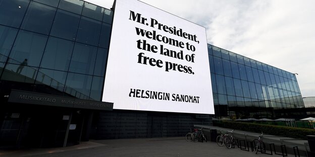 Werbung der finnischen Zeitung Helsingin Sanomat, auf der steht: Mr. President, willkommen im Land der freien Presse“ Werbung der finnischen Zeitung Helsingin Sanomat, auf der steht: Mr. President, willkommen im Land der freien Presse“