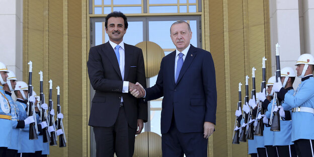 Scheich Tamim bin Hamad al-Thani (l), Emir von Katar, und Recep Tayyip Erdogan, Staatspräsident der Türkei, geben sich vor gemeinsamen Gesprächen die Hand. Scheich Tamim bin Hamad al-Thani (l), Emir von Katar, und Recep Tayyip Erdogan, Staatspräsident der Türkei, geben sich vor gemeinsamen Gesprächen die Hand.
