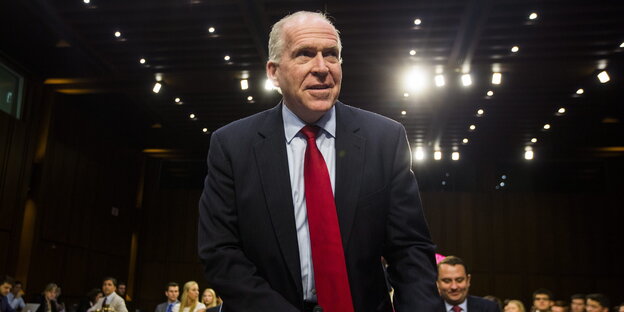 Der damalige CIA Direktor John Brennan nimmt bei seiner Anhörung vor dem Geheimdienstausschuss seinen Platz ein. Der damalige CIA Direktor John Brennan nimmt bei seiner Anhörung vor dem Geheimdienstausschuss seinen Platz ein.
