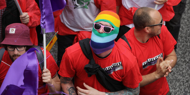 Ein Demonstrant mit einer bunten Sturmhaube und einer Sonnenbrille. Ein Demonstrant mit einer bunten Sturmhaube und einer Sonnenbrille.