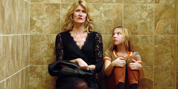 Jennifer (Laura Dern) und ihr jüngeres Ich (Isabelle Nélisse) sitzen nebeneinander in einem engen Raum. Jennifer (Laura Dern) und ihr jüngeres Ich (Isabelle Nélisse) sitzen nebeneinander in einem engen Raum.
