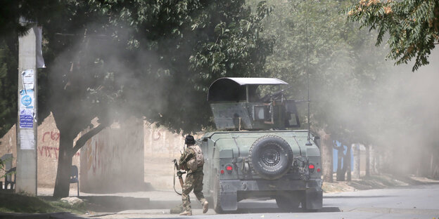 Ein Panzer auf einer staubigen Straße