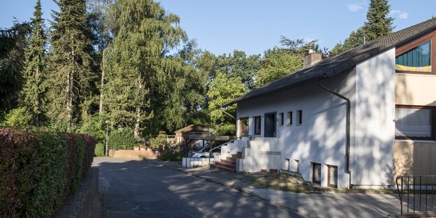 Schickes weißes Einfamilienhaus im Grünen