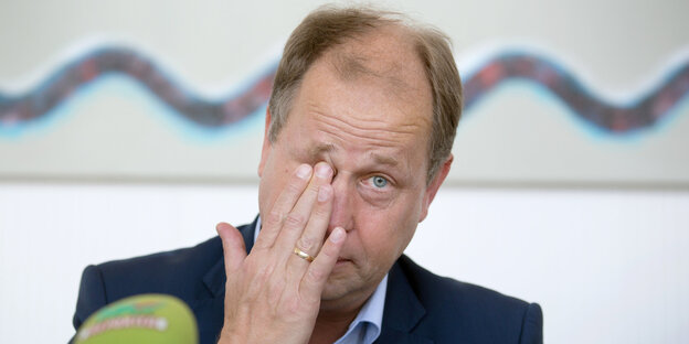 Joachim Stamp hält seine Hand ins Gesicht Joachim Stamp hält seine Hand ins Gesicht