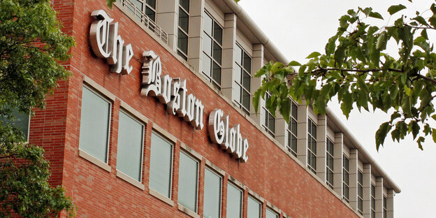 Das Logo der Tageszeitung The Boston Globe an der Hauswand des Redaktionsgebäudes Das Logo der Tageszeitung The Boston Globe an der Hauswand des Redaktionsgebäudes