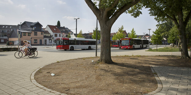 Eine betonierte Fläche mit Bussen. Eine betonierte Fläche mit Bussen.