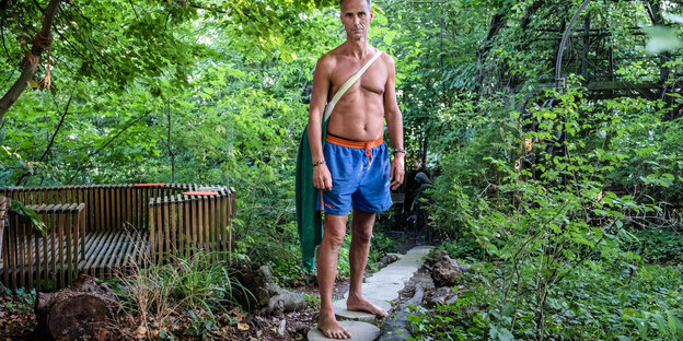 Ein Mann in einem Garten Ein Mann in einem Garten
