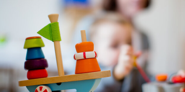 Ein Kind und eine Frau beim Spielen. Ein Kind und eine Frau beim Spielen.