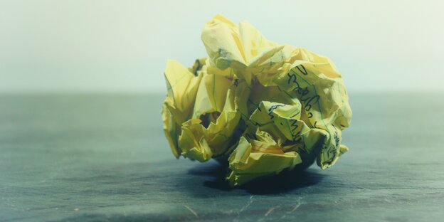 Ein zusammengeknülltes, beschriebenes Blatt Papier Ein zusammengeknülltes, beschriebenes Blatt Papier