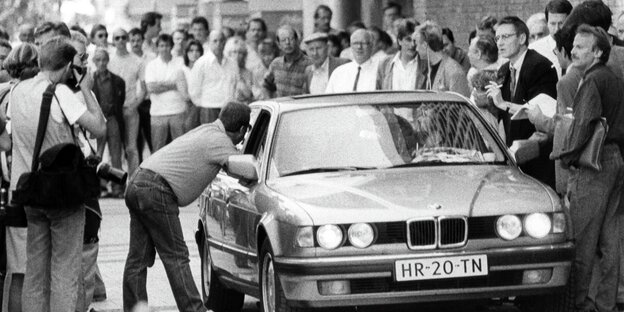 Journalisten umringen den Wagen der Geiselnehmer Journalisten umringen den Wagen der Geiselnehmer