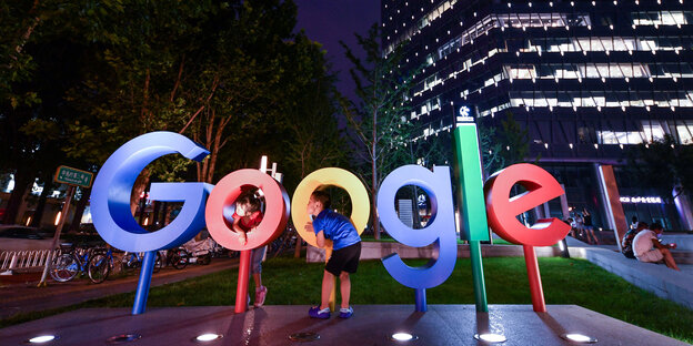 Kinder spielen auf Google-Schriftzug Kinder spielen auf Google-Schriftzug