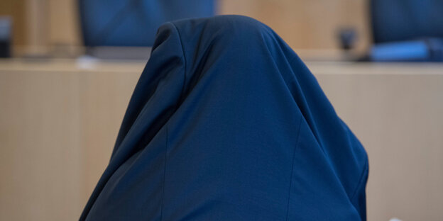 Ein Ankgklageter bei Gericht hat sich ein Jackett über den Kopf gezogen. Er möchte nicht erkannt werden Ein Ankgklageter bei Gericht hat sich ein Jackett über den Kopf gezogen. Er möchte nicht erkannt werden