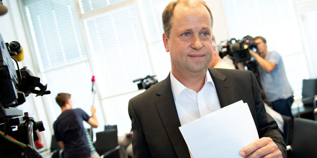 Nordrhein-Westfalens Integrationsminister Joachim Stamp verlässt ein Pressegespräch Nordrhein-Westfalens Integrationsminister Joachim Stamp verlässt ein Pressegespräch