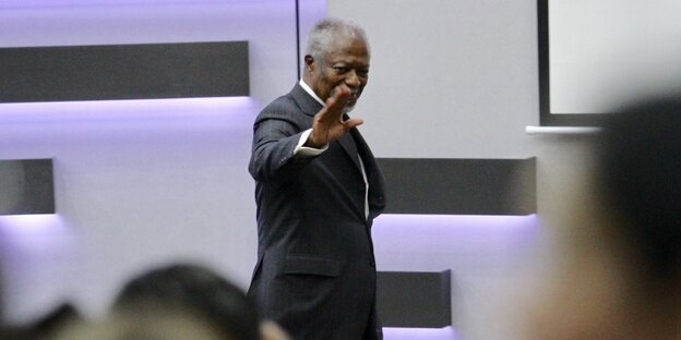 Kofi Annan winkt Kofi Annan winkt