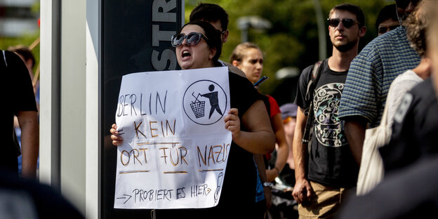 Eine Gegendemonstrantin hält am Rande der Neonazi-Demonstration anlässlich des 31. Todestages von Rudolf Heß ein Plakat mit der Aufschrift „Berlin kein Ort für Nazis" Eine Gegendemonstrantin hält am Rande der Neonazi-Demonstration anlässlich des 31. Todestages von Rudolf Heß ein Plakat mit der Aufschrift „Berlin kein Ort für Nazis"