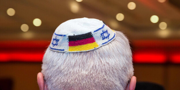 Ein Teilnehmer der Veranstaltung Award of Merit 2014 des jüdischen Ordens B'Nai B'rith trägt eine Kippa mit eingearbeiteten israelischen und deutschen Fahnen Ein Teilnehmer der Veranstaltung Award of Merit 2014 des jüdischen Ordens B'Nai B'rith trägt eine Kippa mit eingearbeiteten israelischen und deutschen Fahnen