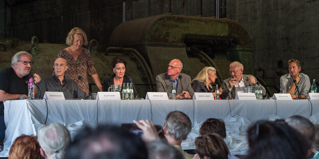 Die sieben Teilnehmer der Podiumsdiskussion Die sieben Teilnehmer der Podiumsdiskussion