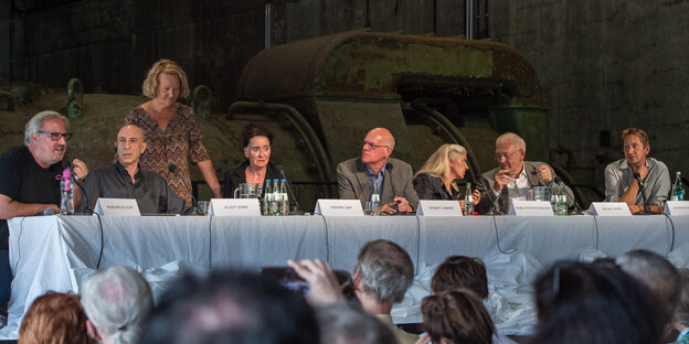 Die sieben Teilnehmer der Podiumsdiskussion