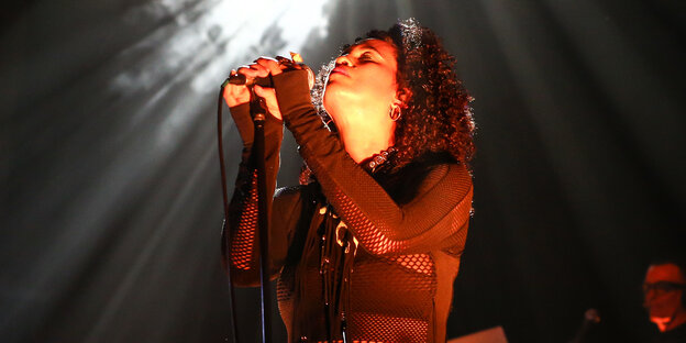 Die Sängerin Neneh Cherry singt in ein Mikrofon Die Sängerin Neneh Cherry singt in ein Mikrofon