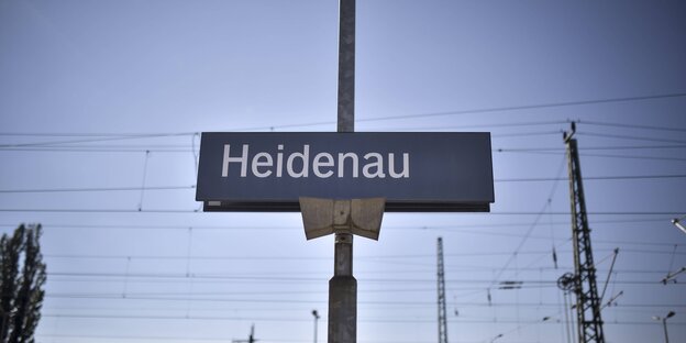 Ein Schild, auf dem Heidenau steht Ein Schild, auf dem Heidenau steht