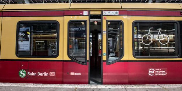 Die Tür einer S-Bahn am Ostbahnhof öffnet sich nach der Ankunft am Gleis Die Tür einer S-Bahn am Ostbahnhof öffnet sich nach der Ankunft am Gleis