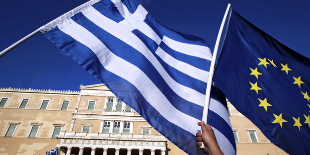 Eine griechische und eine EU-Fahne vor dem griechischen Parlament Eine griechische und eine EU-Fahne vor dem griechischen Parlament