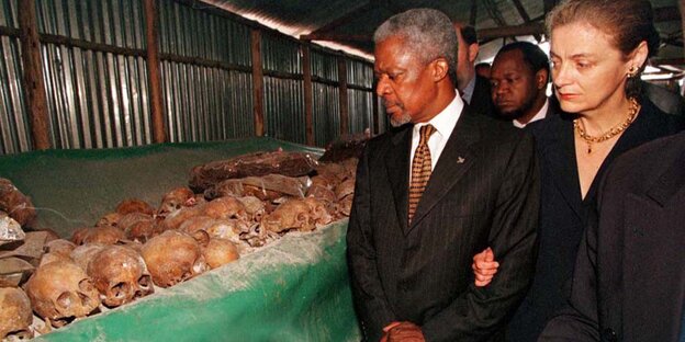 Kofi Annan und eine Frau vor Totenschädeln Kofi Annan und eine Frau vor Totenschädeln