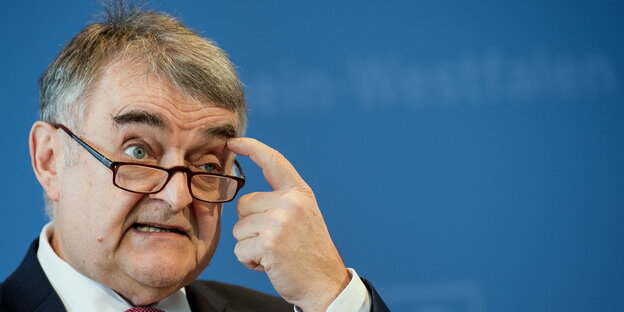 ein Mann kratzt sich an der Stirn ein Mann kratzt sich an der Stirn