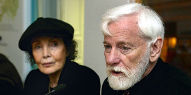 Uri Avnery neben seiner Frau Rachel Uri Avnery neben seiner Frau Rachel