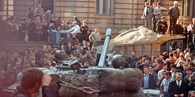 Archivbild vom 21.08.1968: Die Prager Bevölkerung umringt am ersten Tag der Besetzung die einrollenden sowjetischen Militärfahrzeuge. Archivbild vom 21.08.1968: Die Prager Bevölkerung umringt am ersten Tag der Besetzung die einrollenden sowjetischen Militärfahrzeuge.