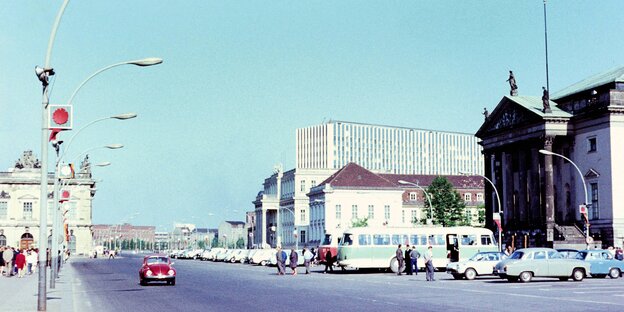 Farbfoto aus dem Jahr 1968: Straßenansicht Unter den Linden Farbfoto aus dem Jahr 1968: Straßenansicht Unter den Linden