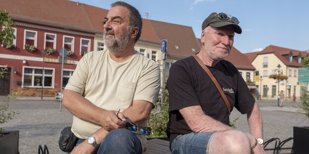 Hans-Joachim Schiemenz und Volker Rennert sitzen nebeneinander Hans-Joachim Schiemenz und Volker Rennert sitzen nebeneinander