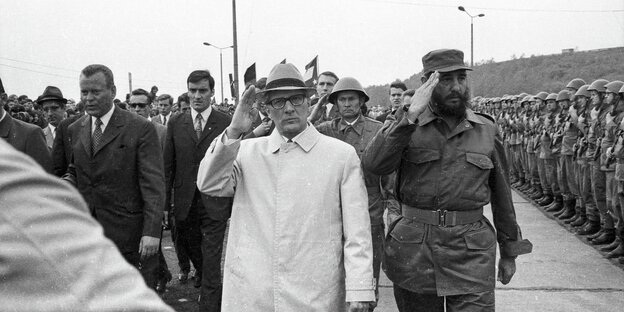 Kubas ehemaliger Regierungschef Fidel Castro trifft 1972 den damaligen Staatsratsvorsitzenden der DDR Erich Honecker Kubas ehemaliger Regierungschef Fidel Castro trifft 1972 den damaligen Staatsratsvorsitzenden der DDR Erich Honecker