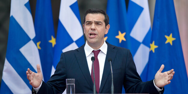 Alexis Tsipras vor einer griechischen und einer EU-Flagge Alexis Tsipras vor einer griechischen und einer EU-Flagge