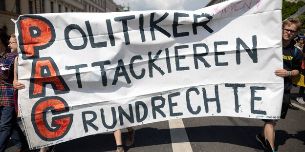 Plakat: Politiker attakieren Grundrechte Plakat: Politiker attakieren Grundrechte