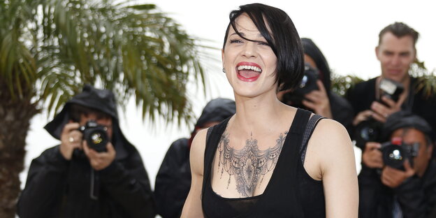 Asia Argento bei den Filmfestspielen in Cannes im Jahr 2014 Asia Argento bei den Filmfestspielen in Cannes im Jahr 2014