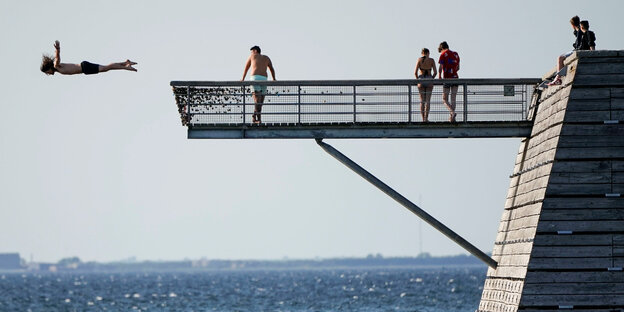 In Malmö springt ein Mensch ins Wasser In Malmö springt ein Mensch ins Wasser