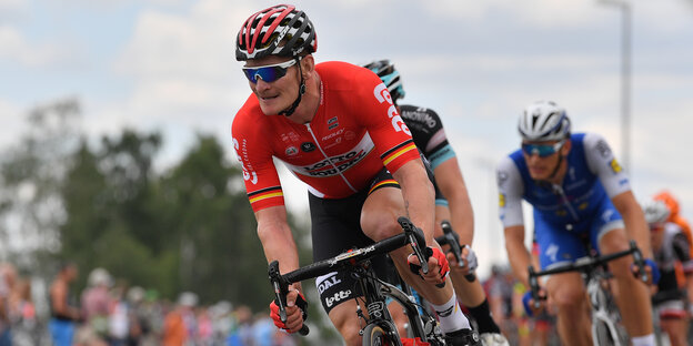 André Greipel auf seinem Rad bei einem Rennen, hinter ihm ein Mitstreiter André Greipel auf seinem Rad bei einem Rennen, hinter ihm ein Mitstreiter