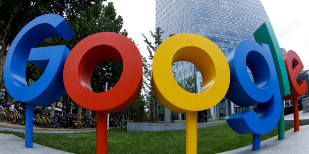 Google-Logo vor einem Gebäude Google-Logo vor einem Gebäude