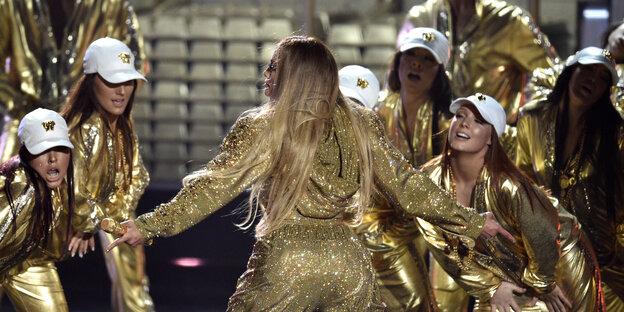 Jennifer Lopez und ihre Tänzerinnen treten in goldenen Klamotten bei den MTV Music Awards auf. Jennifer Lopez und ihre Tänzerinnen treten in goldenen Klamotten bei den MTV Music Awards auf.