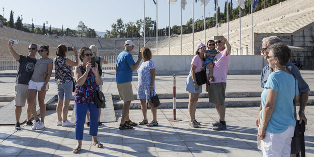 Touristen fotografieren sich in Griechenland Touristen fotografieren sich in Griechenland