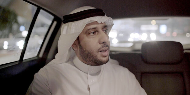 Abdulaziz al-Dhahri in einem Auto. Sein Vater war 1979 der befehlshabende General Abdulaziz al-Dhahri in einem Auto. Sein Vater war 1979 der befehlshabende General