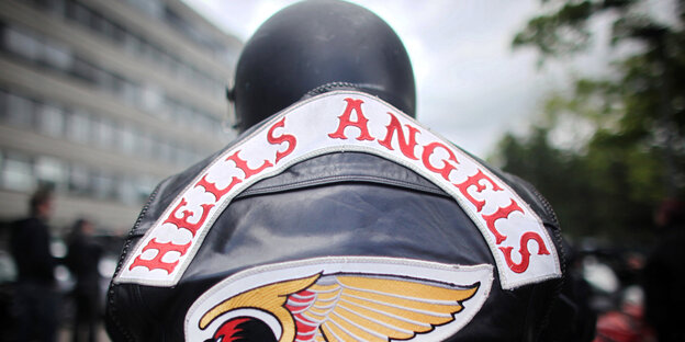 Zu sehen ist der Rücken einer Kutte eines Mitglieds der Rockergruppe Hells Angels Zu sehen ist der Rücken einer Kutte eines Mitglieds der Rockergruppe Hells Angels