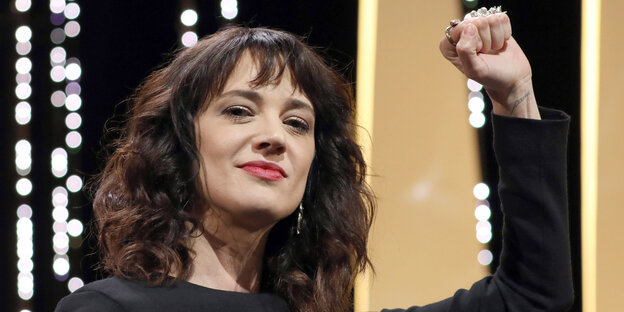 Asia Argento hebt eine Faust