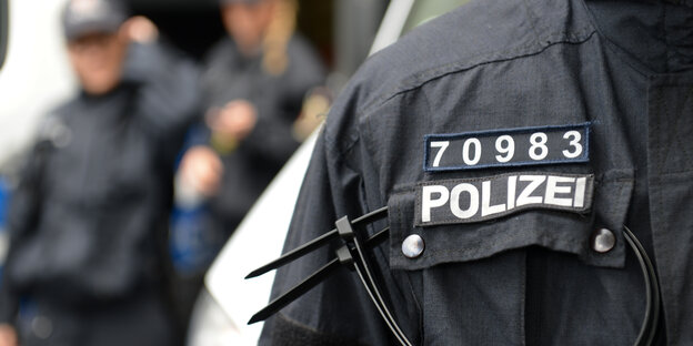 Nummer auf Polizeiuniform Nummer auf Polizeiuniform