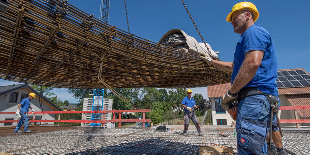 Ein Hanwerker auf einer Baustelle