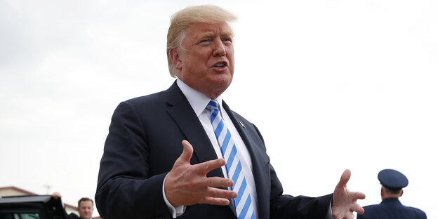 Donald Trump, mit den Händen gestikulierend Donald Trump, mit den Händen gestikulierend